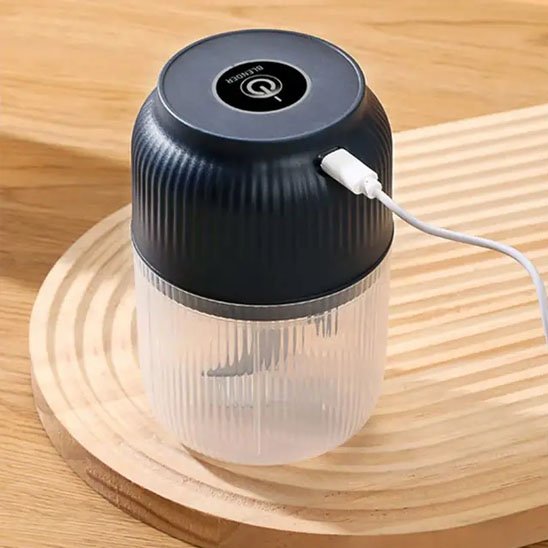 Hachoir de cuisine électrique utilisé pour mixer des ingrédients dans son bol.