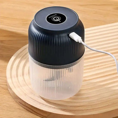 Hachoir de cuisine électrique utilisé pour mixer des ingrédients dans son bol.