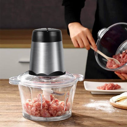 Hachoir electrique en action, préparant de la viande hachée sur un plan de travail.