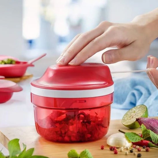 Hachoir multifonction utilisé pour hacher finement des légumes frais. 