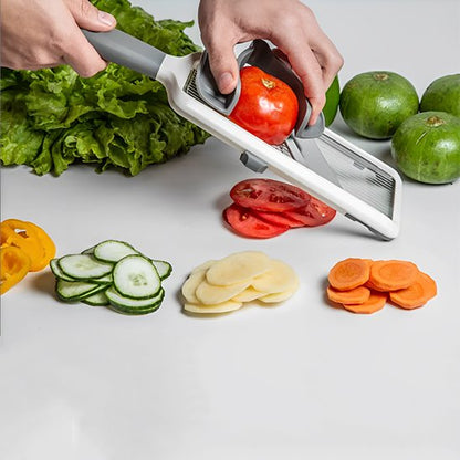 Mandoline de cuisine en action, produisant des rondelles régulières de concombre