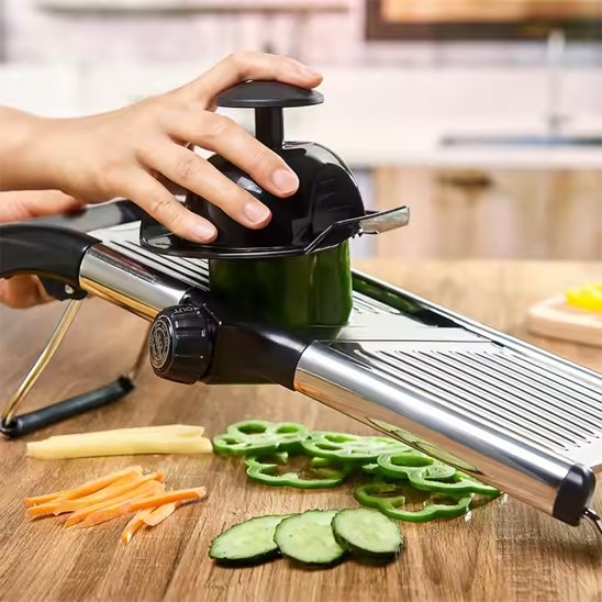 Mandoline japonaise utilisée pour couper un légume en fines tranches.