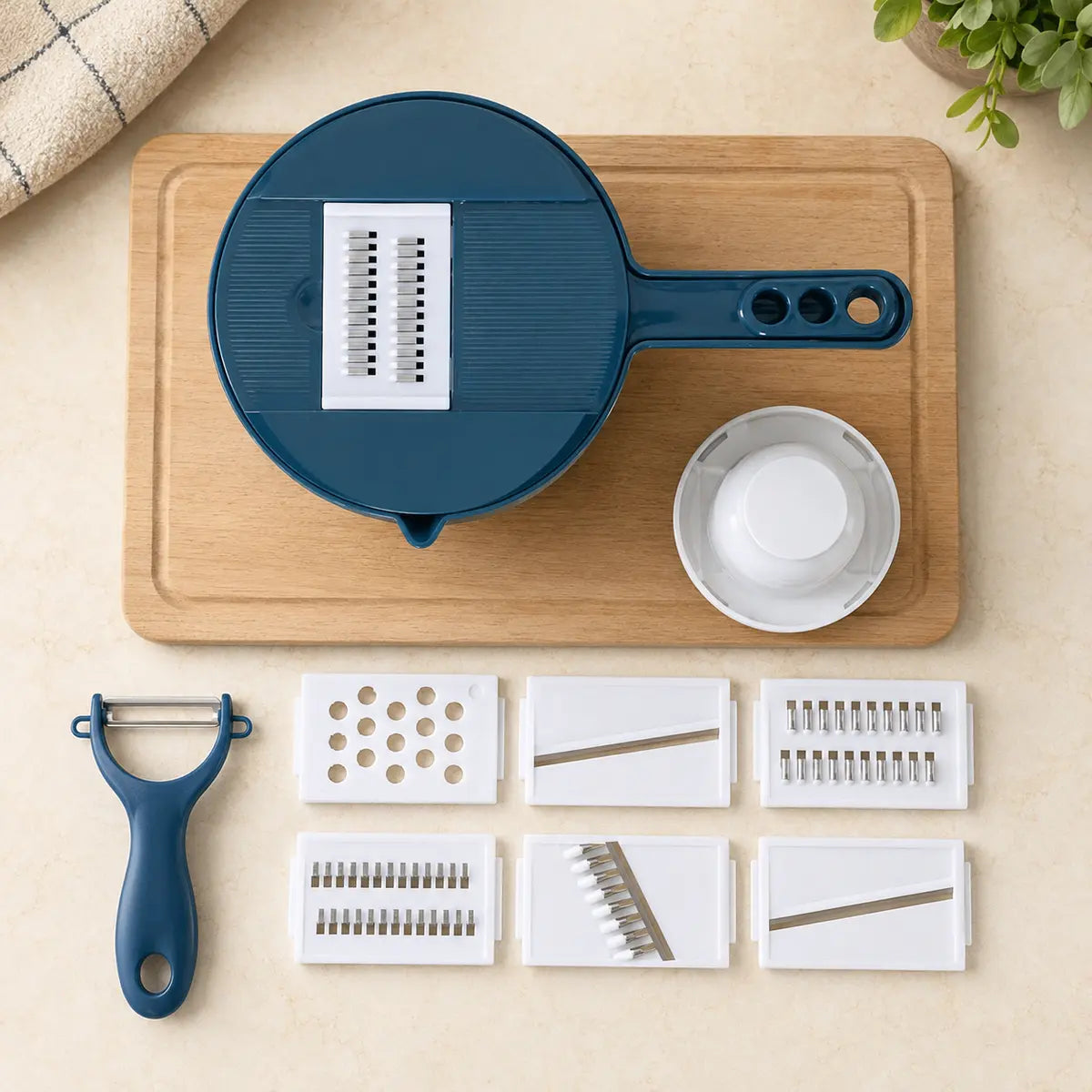 Mandoline et six lames interchangeables sur un plan de travail