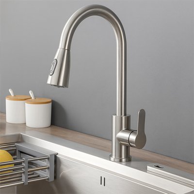 Mitigeur cuisine chromé installé au-dessus d’un évier moderne.