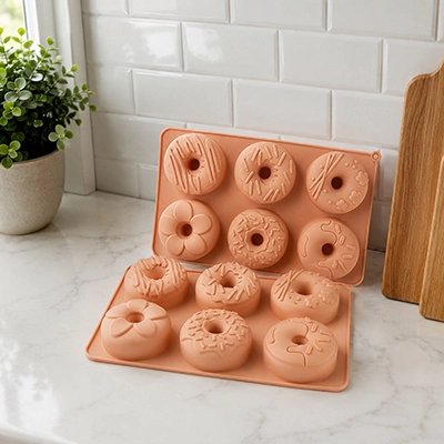 Moule à donuts avec formes variées utilisé pour réaliser des beignets maison.