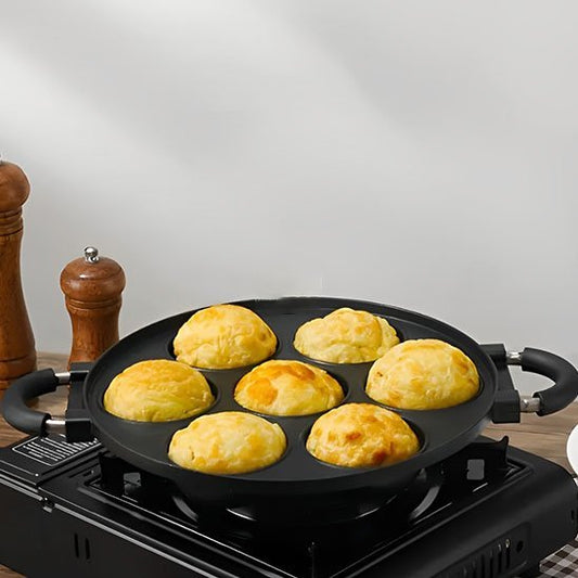 Moule à gâteau rond rempli de pâte, placé sur la grille du four avant la cuisson.