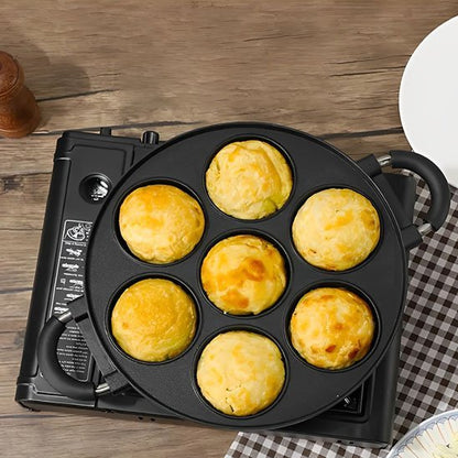 Moule à gâteau utilisé pour préparer un dessert maison, positionné devant un four chaud.
