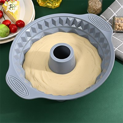 Moule à kouglof contenant de la pâte à gâteau prêt à être enfourner 
