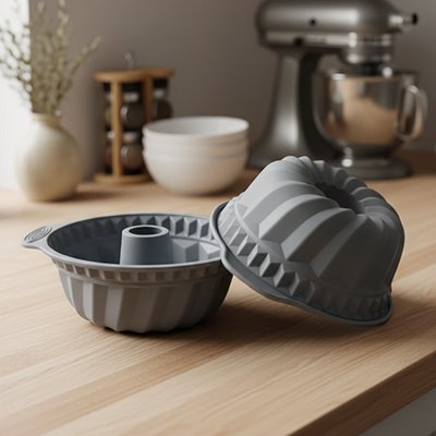 Moule à kouglof en silicone gris posé sur un plan de travail de cuisine.