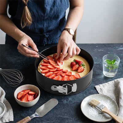 Moule a manqué entrain d'être rempli de pâte à farine et des fraises