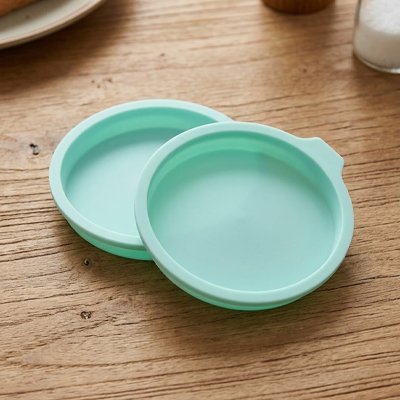 Moule à manqué vide de couleur verte déposé sur un comptoir de cuisine, utilisé pour cuire un gâteau maison.