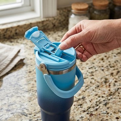 Mug isotherme dégradé avec anse robuste exposés en pleine air 