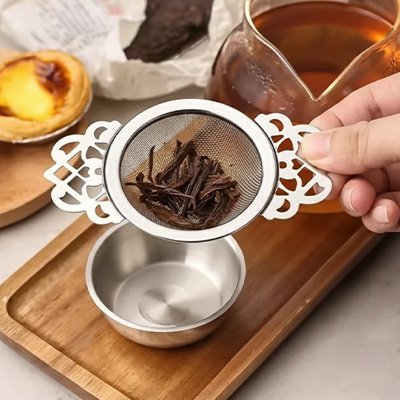 Passoire à thé fine utilisée pour filtrer des feuilles de thé dans une théière.