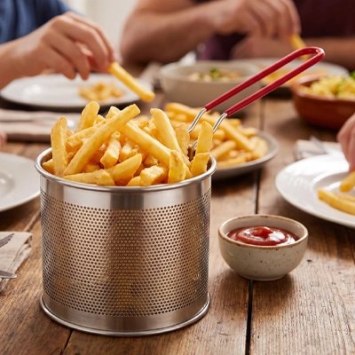 Passoire en acier inoxydable utilisée pour égoutter des aliments cuits.
