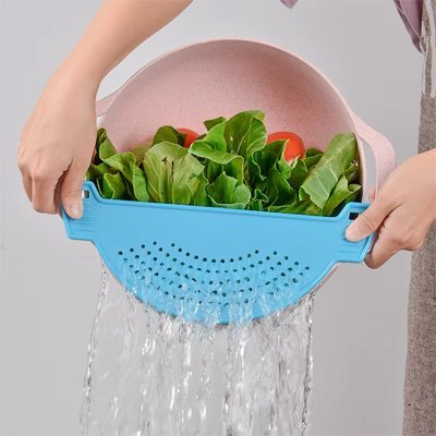 Passoire en silicone fixée sur une casserole pour égoutter des légumes frais.