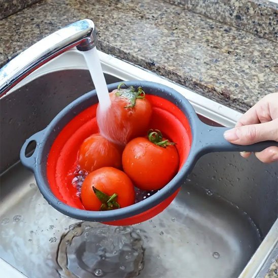 Passoire ergonomique pour laver les tomates dans l’évier facilement.