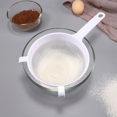 Passoire plastique hygiénique pour affiner les poudres lors d’une recette de pâtisserie