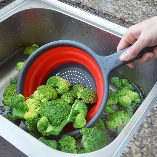 Passoire pliable pour rincer le brocoli directement dans l’évier.