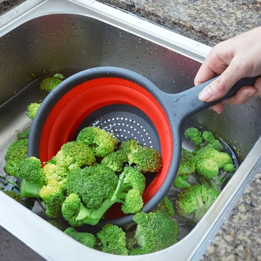 Passoire pliable pour rincer le brocoli directement dans l’évier.