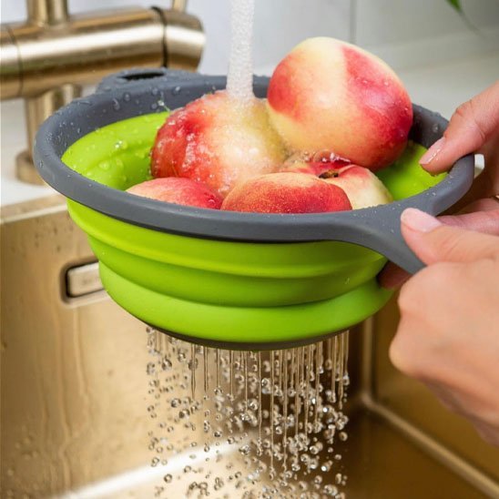 Passoire pliable pour rincer les pêches sous l’eau du robinet.