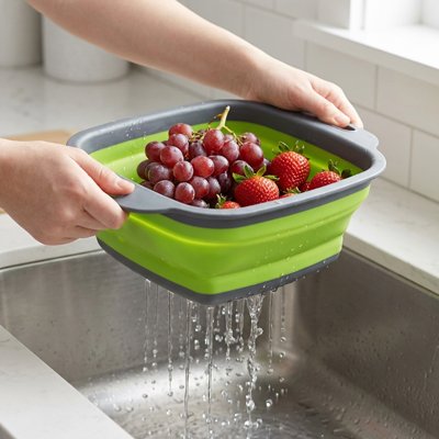 Passoire pliable utilisée pour rincer des raisins et fraises au-dessus de l’évier