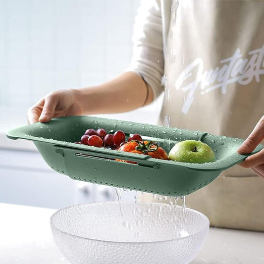 Passoire pratique pour rincer les fruits au‑dessus d’un bol en verre.