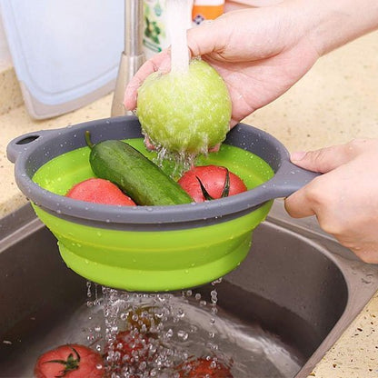Passoire silicone pour égoutter les légumes frais sous l’eau.
