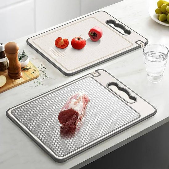 Planche à découper avec poignée déposée sur une tables de cuisine avec des tomates fraiches