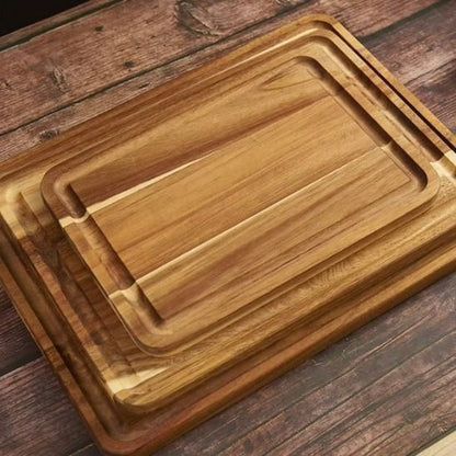 Planche à découper en bois sur une table de cuisine moderne