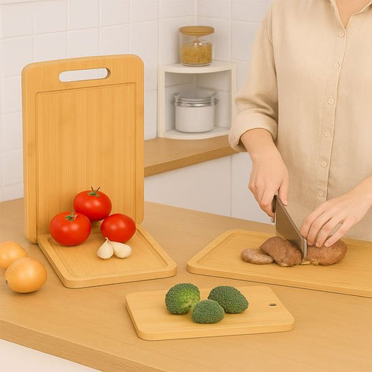 Planche à découper en bois utilisée pour trancher des champignons frais dans une cuisine moderne.