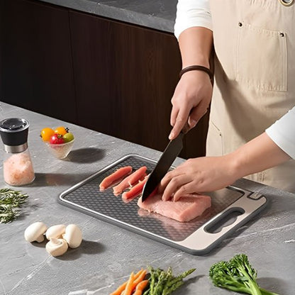 Planche à découper texturée servant de support pour couper du saumon dans une cuisine lumineuse