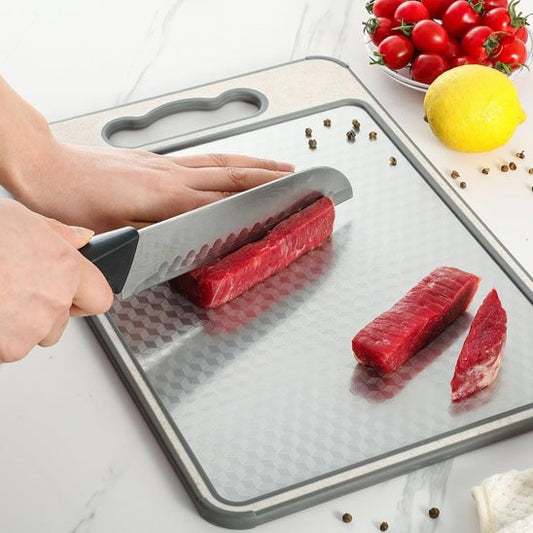 Planche à découper utilisée pour trancher de la viande crue en cuisine.