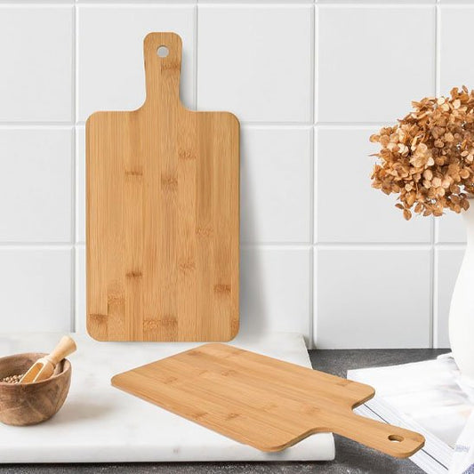 Planche de découpe en bambou utilisée pour préparer des aliments. 