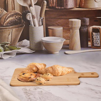 Planche de découpe en bambou utilisée pour préparer des aliments.