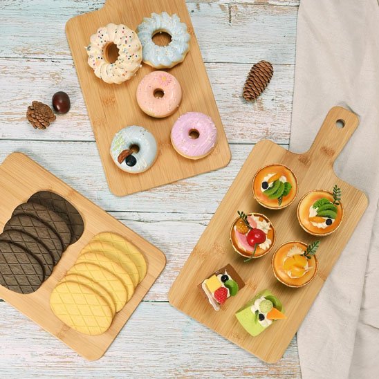 Planche de découpe en bois utilisée pour présenter des donuts.