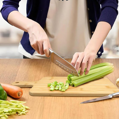 planche de découpe  servant de support pour couper des céleris 