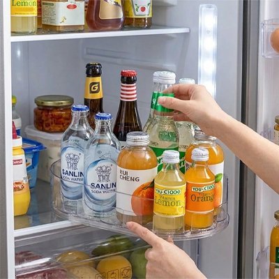 Plateau tournant en plastique transparent servant au rangement de bouteilles dans un réfrigérateur 