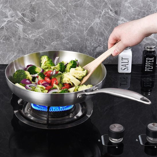 Poele-inox-entrain-de-cuire-des-legumes