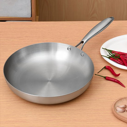 Poele-inox-posee-sur-une-table
