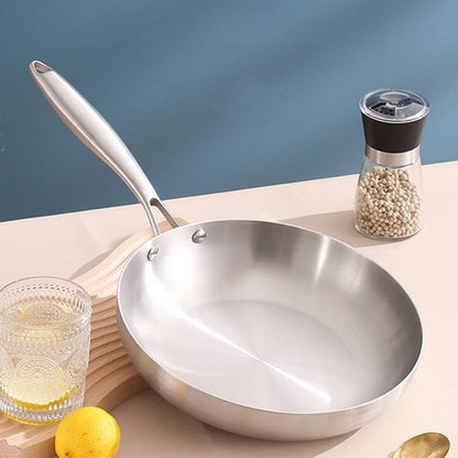 Poele-inox-pres-d-un-moulin-a-poire