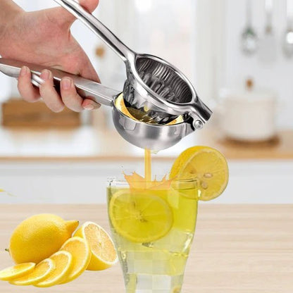 Presse agrume en inox pressant un citron au‑dessus d’un verre de jus frais.