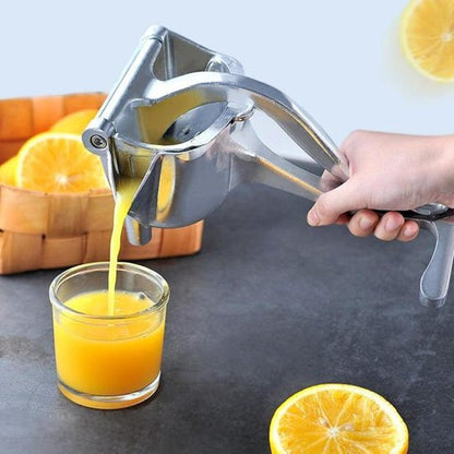 Presse agrume en métal garantissant rendement maximal pour oranges juteuses.