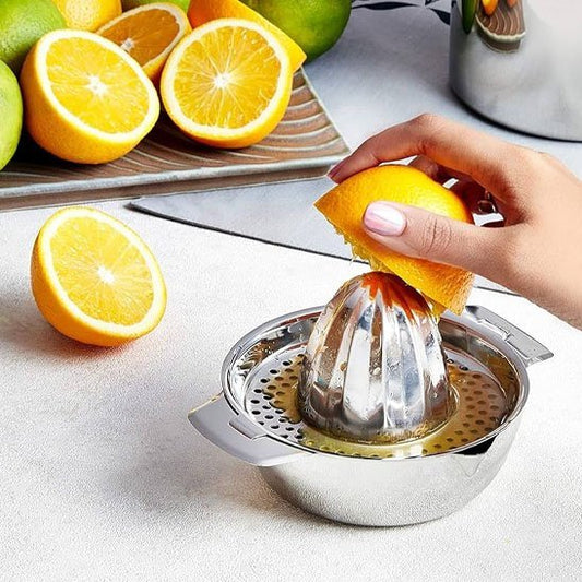 Presse agrume manuel en inox utilisé pour extraire le jus d’une orange.