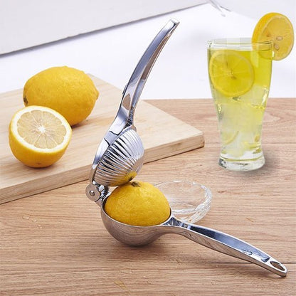 Presse agrume manuel pressant un citron mûr sur un comptoir de cuisine