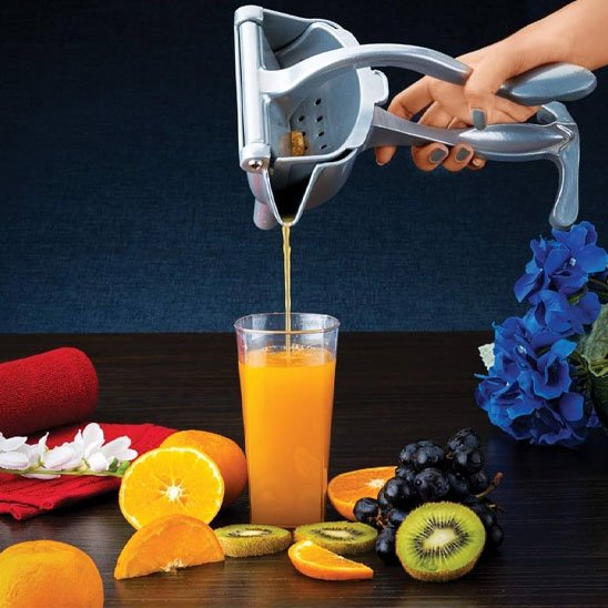 Presse agrume métallique performant produisant jus frais directement dans verre.