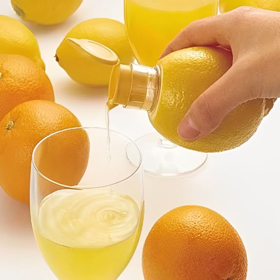 Presse‑agrume manuel en action pour extraire du jus de citron.