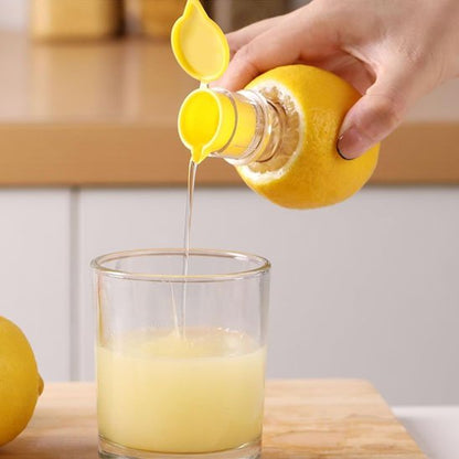 Presse‑agrume posé sur une table avec jus fraîchement servi.