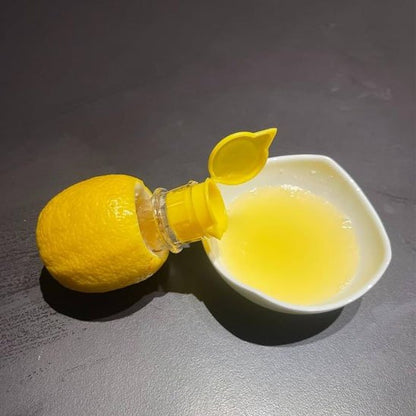 Presse‑agrume utilisé pour presser un citron au‑dessus d’un bol 