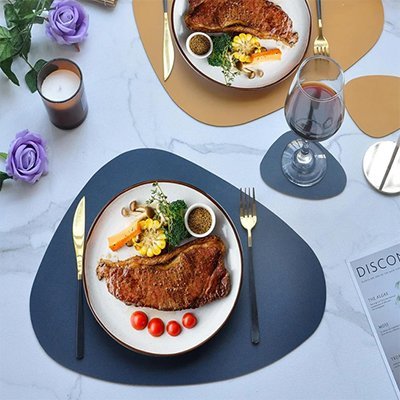 Set de table coloré accompagnant une vaisselle dorée et un plat servi