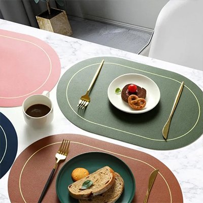 Set de table décoratif assorti à une vaisselle dorée pour une table moderne et harmonieuse 